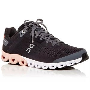 Women's Cloudflow Wide Low Top Sneakers size 9.5